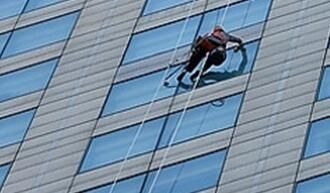 高空保潔的時(shí)候，如何刮去多余的水痕呢？