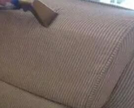 怎么清潔和保養(yǎng)沙發(fā)呢？